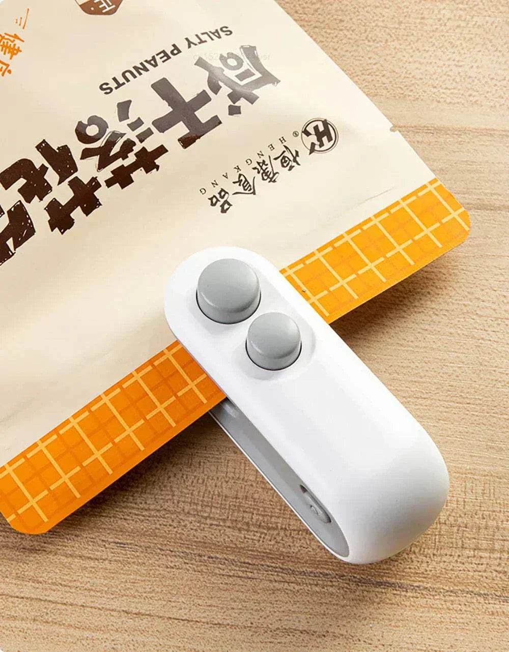 Compact rechargeable mini heat bag sealing machine for airtight food storage